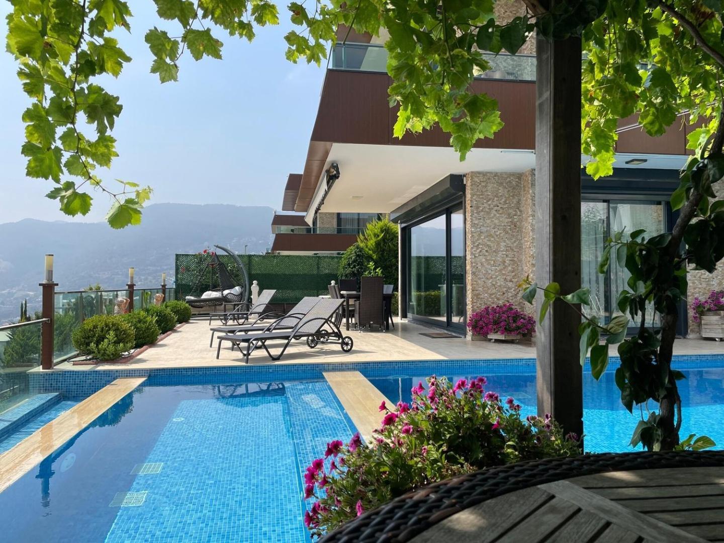 With A View And Pool Holiday home *